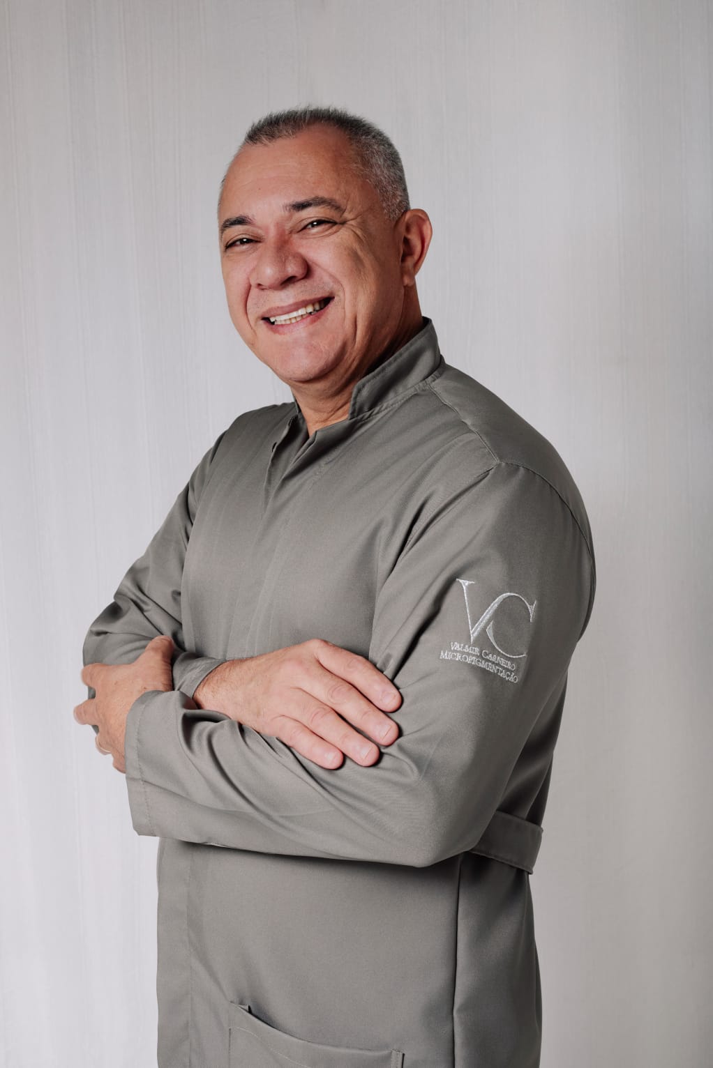 Valmir Cabeleireiro realizando atendimento no salão